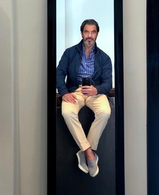 С чем носить темно-серые замшевые кеды мужчине