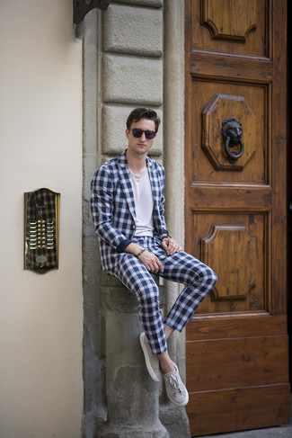 С чем носить темно-серые замшевые кеды мужчине