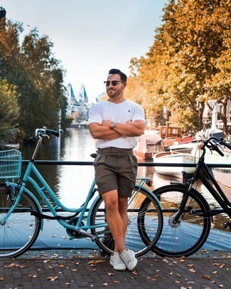 С чем носить темно-серые замшевые кеды мужчине