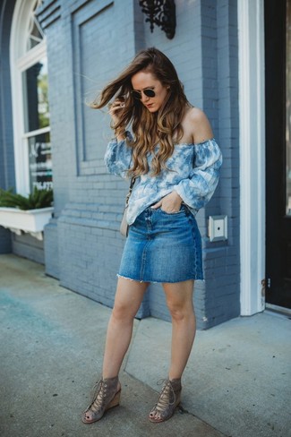 С чем носить темно-серые замшевые босоножек на танкетке