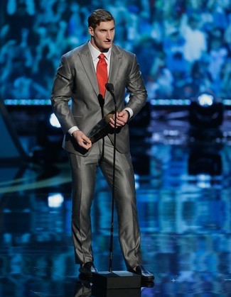 Как носить темно-серый костюм с черными кожаными лоферами