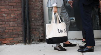 Как носить темно-серый костюм с черными кожаными лоферами