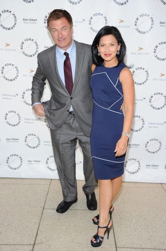 Как носить темно-серый костюм с черными кожаными лоферами