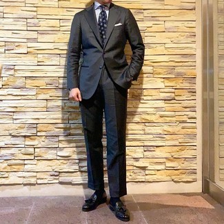 Как носить темно-серый костюм с черными кожаными лоферами