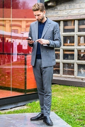 Как носить темно-серый костюм с черными кожаными лоферами