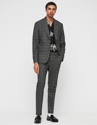 Как носить темно-серый костюм с черными кожаными лоферами