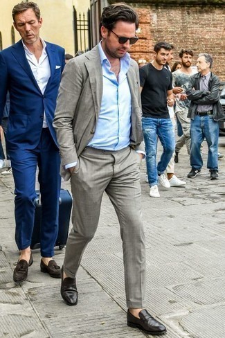 Как носить темно-серый костюм с черными кожаными лоферами