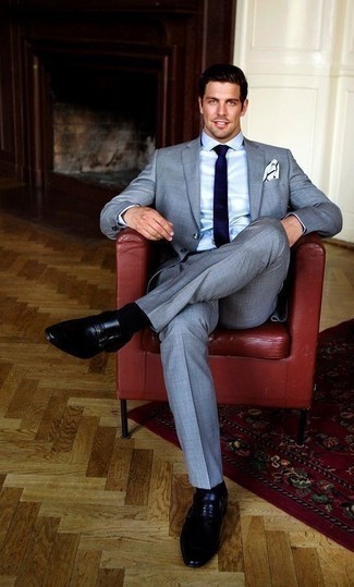 Как носить темно-серый костюм с черными кожаными лоферами