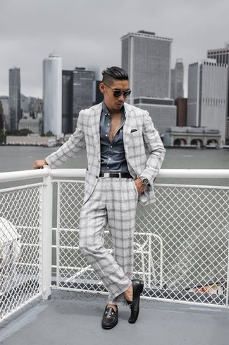 Как носить темно-серый костюм с черными кожаными лоферами