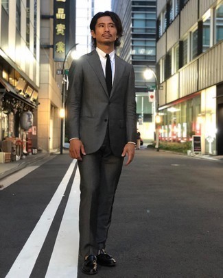 Как носить темно-серый костюм с черными кожаными лоферами