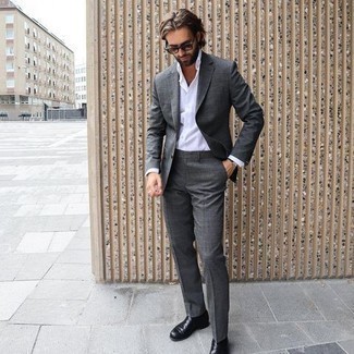 Как носить темно-серый костюм с черными кожаными лоферами
