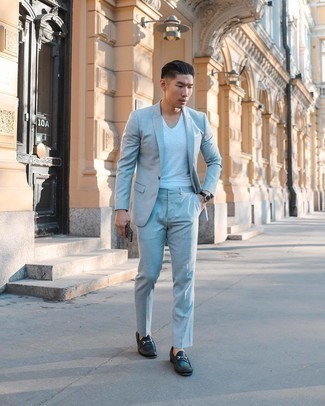 Как носить темно-серый костюм с черными кожаными лоферами