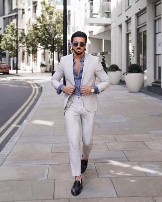 Как носить темно-серый костюм с черными кожаными лоферами