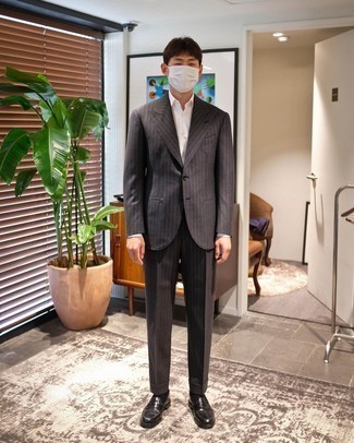 Как носить темно-серый костюм с черными кожаными лоферами