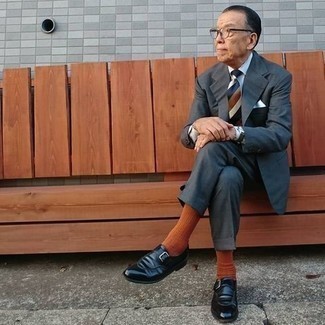 Как носить темно-серый костюм с черными кожаными монками