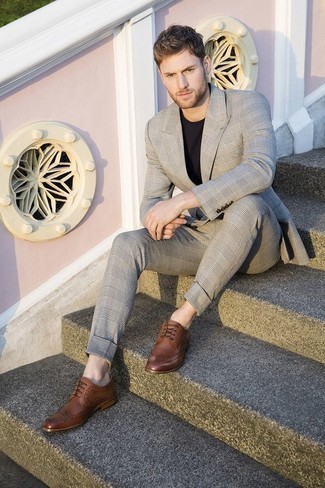 Как носить темно-серый костюм с коричневыми кожаными брогами