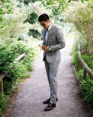 Как носить темно-серый костюм с коричневыми кожаными брогами