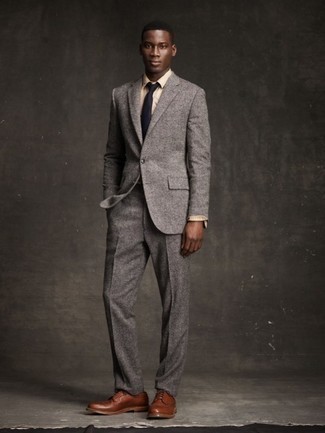 Как носить темно-серый костюм с коричневыми кожаными брогами