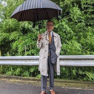 Как носить темно-серый костюм с коричневыми кожаными лоферами