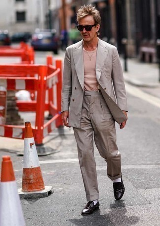 Как носить темно-серый костюм с коричневыми кожаными лоферами