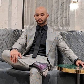 Какие ботинки челси носить с темно-серым костюмом