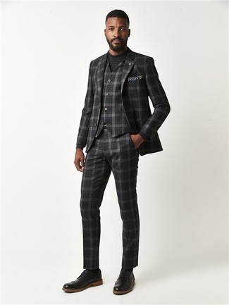 Какие свитера с круглым вырезом носить с темно-серым костюмом