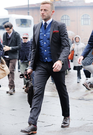 Как носить темно-серый костюм с темно-коричневыми кожаными брогами