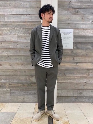 Какие ботинки дезерты носить с темно-серым костюмом