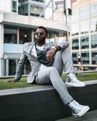 Какие высокие кеды носить с темно-серым костюмом