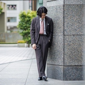 Какие лоферы носить с темно-серым костюмом