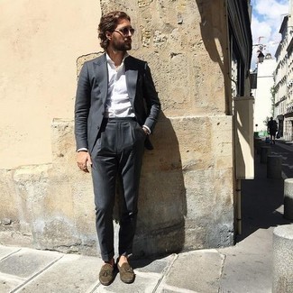 Какие лоферы носить с темно-серым костюмом