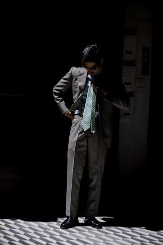 Какие лоферы носить с темно-серым костюмом