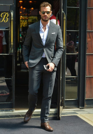 Какие рубашки с длинным рукавом носить с темно-серым костюмом