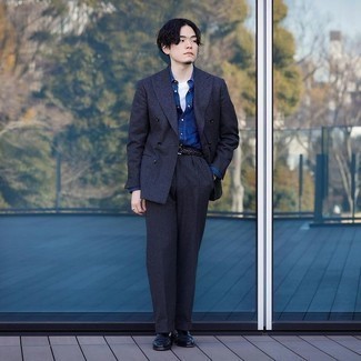 Как носить темно-серый костюм с темно-синими кожаными лоферами