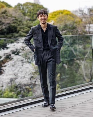 Какие футболки-поло носить с темно-серым костюмом