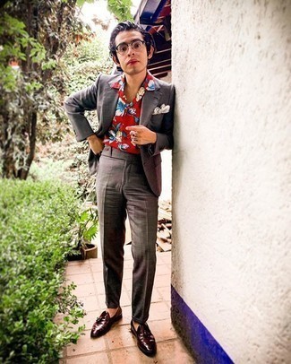 Какие лоферы с кисточками носить с темно-серым костюмом