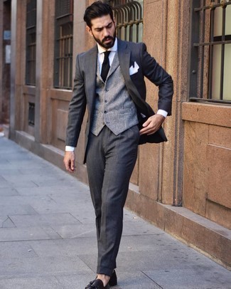 Какие лоферы с кисточками носить с темно-серым костюмом