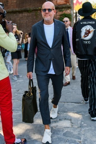 Как носить темно-серый костюм с белыми кроссовками