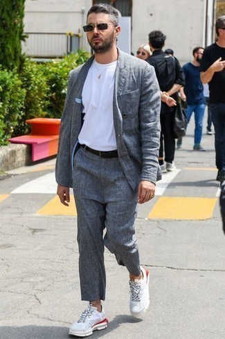 Как носить темно-серый костюм с белыми кроссовками