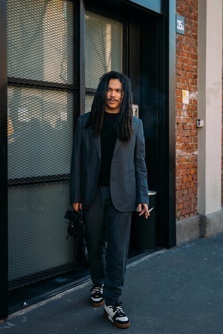 Как носить темно-серый костюм с белыми низкими кедами