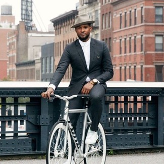 Как носить темно-серый костюм с белыми низкими кедами