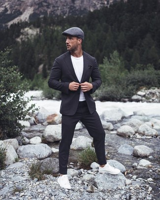 Как носить темно-серый костюм с белыми низкими кедами