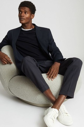 Как носить темно-серый костюм с белыми низкими кедами