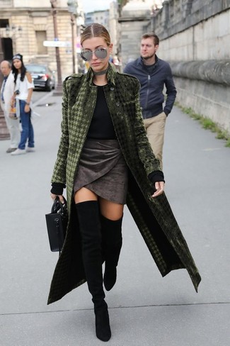 С чем носить темно-серые солнцезащитные очки женщине