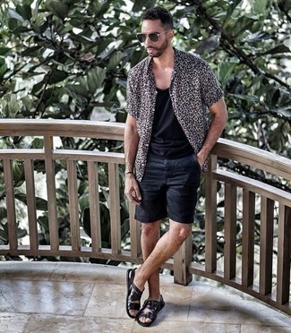 С чем носить темно-серые солнцезащитные очки мужчине