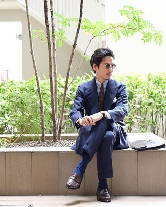 С чем носить темно-серые солнцезащитные очки мужчине