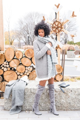 Какое пальто носить с темно-серым платьем-свитером