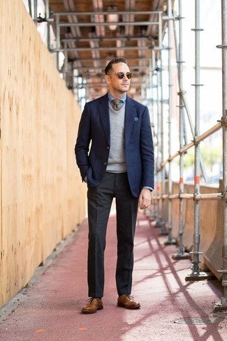 Какие пиджаки носить с темно-серым трикотажным жилетом мужчине