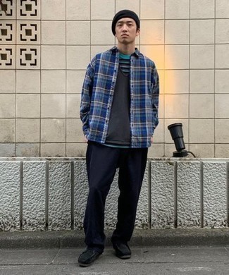 Какие брюки чинос носить с темно-серым трикотажным жилетом