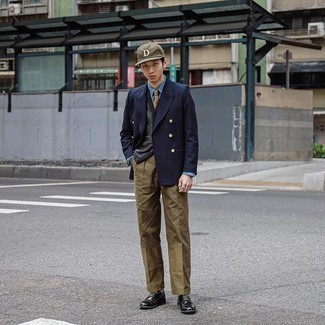 С чем носить темно-серый трикотажный жилет мужчине